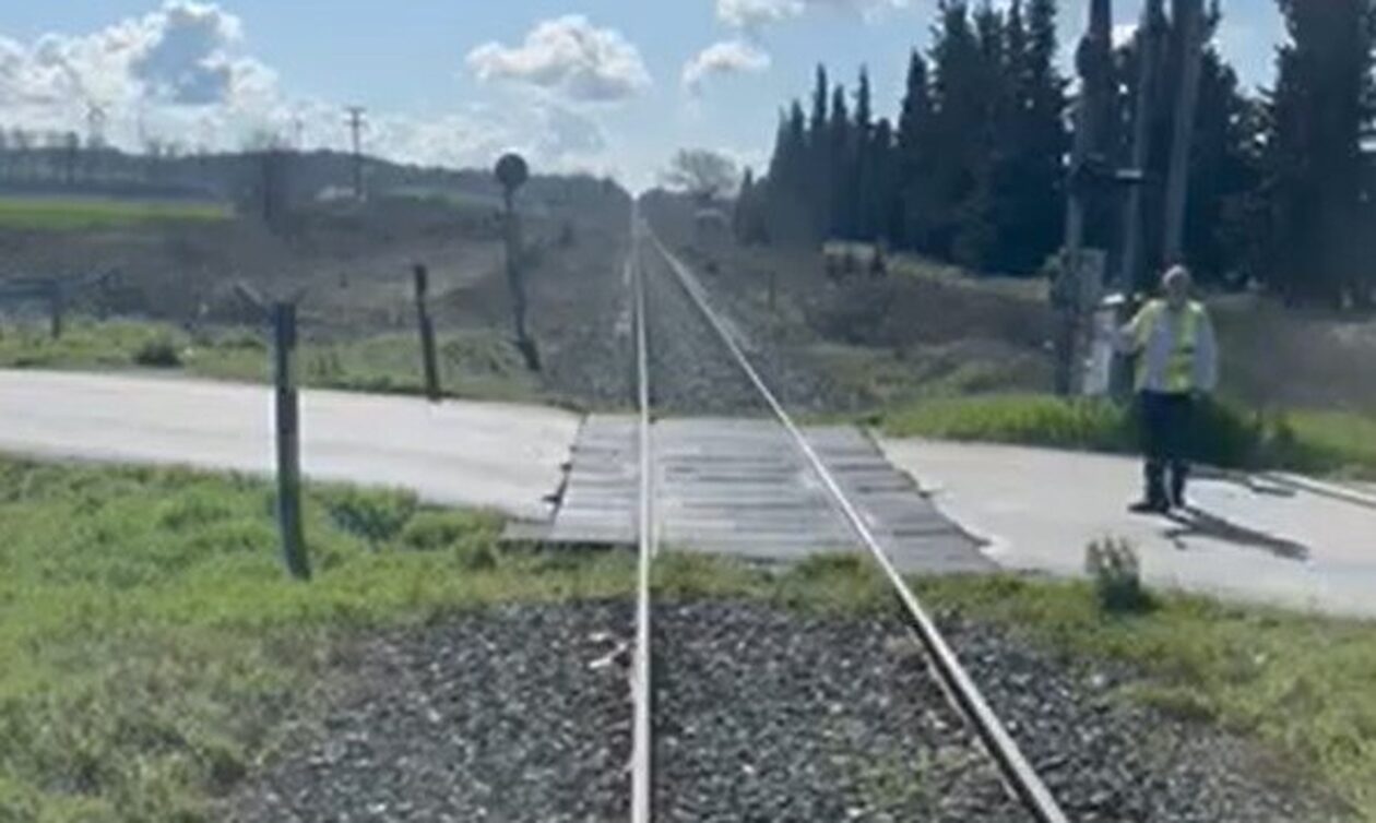 Βίντεο ντοκουμέντο από τα τρένα: Σεκιούριτι του ΟΣΕ σε ρόλο... τροχονόμου σε αφύλαχτη διάβαση