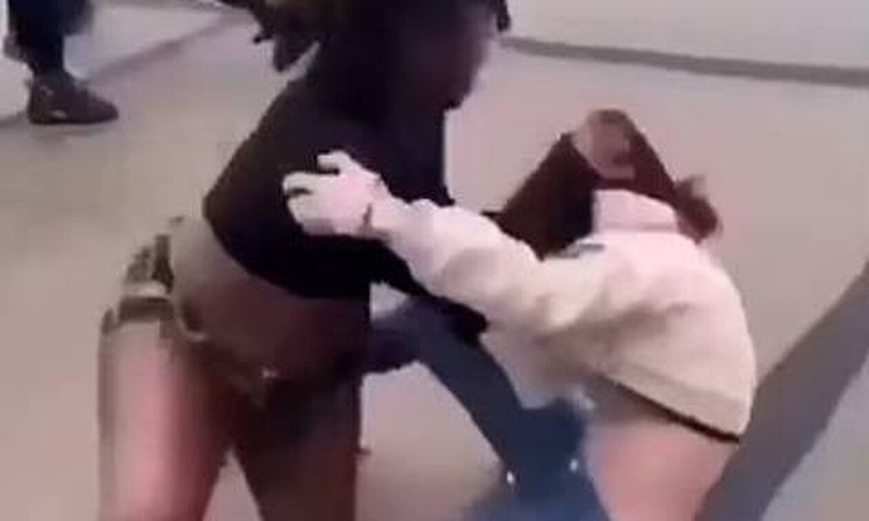 Σοκαριστικό βίντεο με καυγά κοριτσιών έξω απο σχολείο: Της χτυπούσε το κεφάλι στο τσιμέντο!