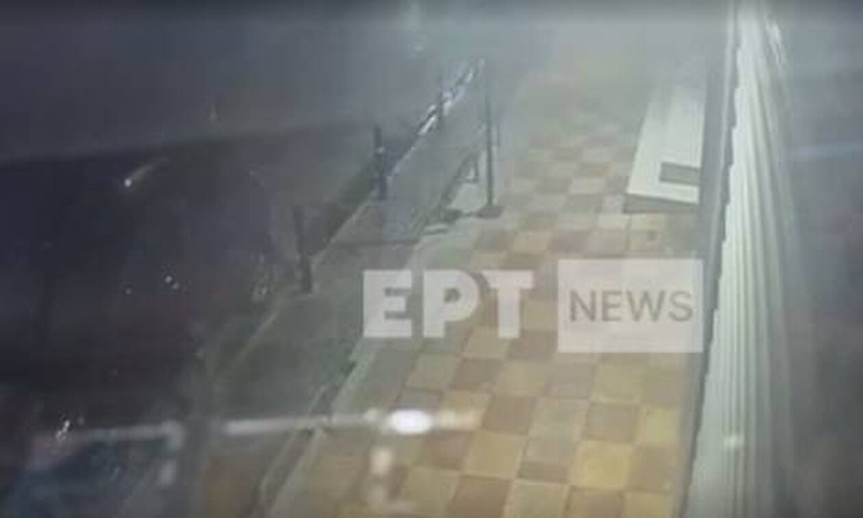 Καπανδρίτι: Βίντεο - ντοκουμέντο από την απόπειρα διάρρηξης σε κοσμηματοπωλείο με μπουλντόζα