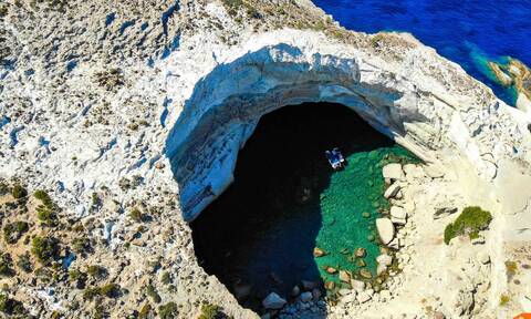 Αιγαίο: Μία άγνωστη θαλασσινή σπηλιά και η παραλία με τα βότσαλα