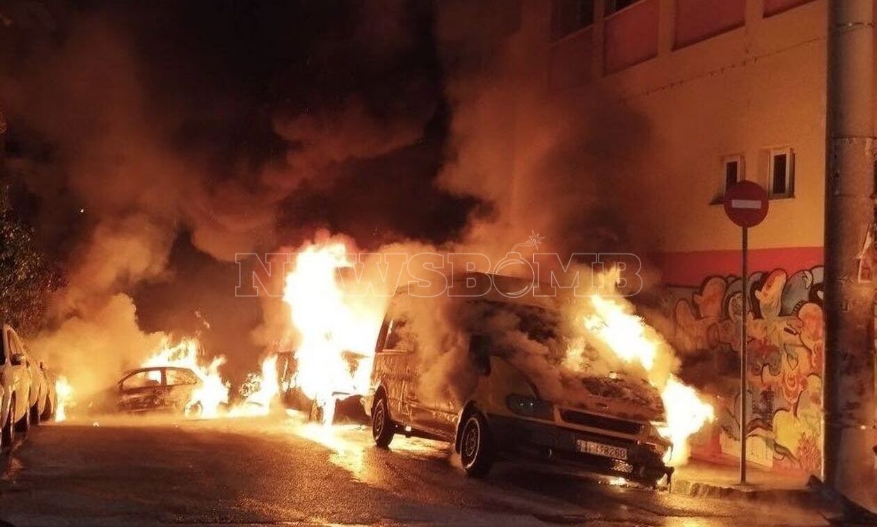Ζωγράφου: «Κάηκαν γύρω στα 20 οχήματα - H φωτιά ξεκίνησε από τα σχολικά»
