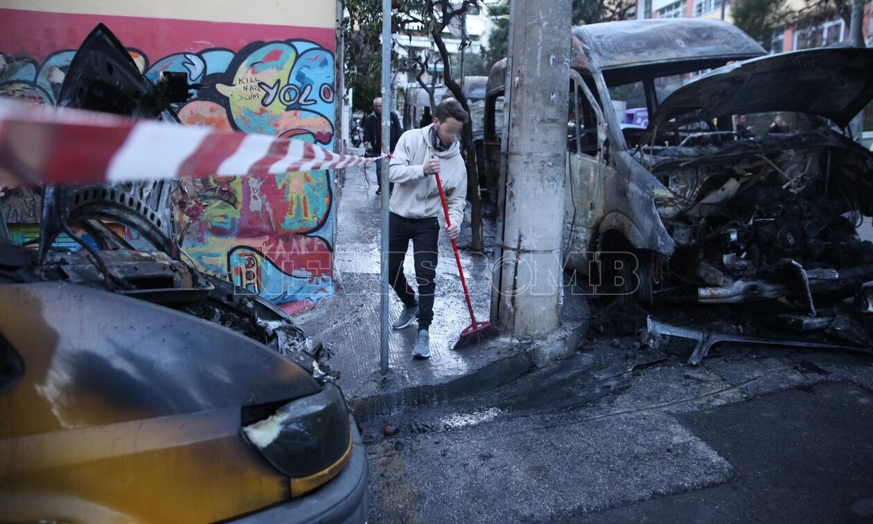Εμπρηστική επίθεση στου Ζωγράφου: Κάηκαν σχολικά λεωφορεία, αυτοκίνητα και μηχανές