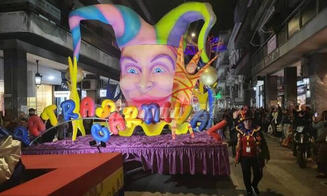Πατρινό Καρναβάλι: Ξεχύθηκαν στους δρόμους τα άρματα για την παρέλαση