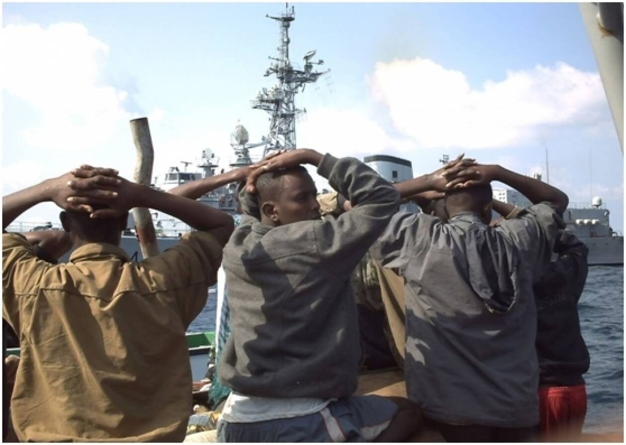 Πειρατεία στον ινδικό κόλπο: «Ναυμαχία» με το πολεμικό ναυτικό, διαπραγματεύσεις για τους ομήρους