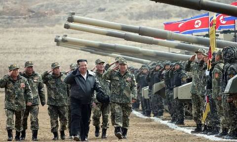 Βόρεια Κορέα: Διέρρευσαν οι φωτογραφίες της χρονιάς - Ο Κιμ Γιονγκ Ουν οδηγάει... τάνκ!