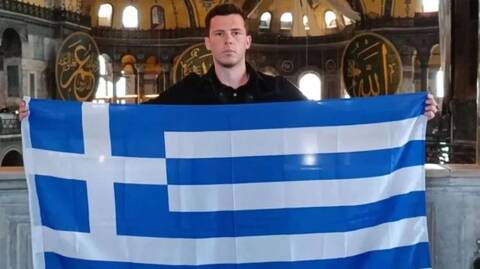 Η ελληνική σημαία άνοιξε στην Αγιά Σοφιά και οι Τούρκοι ξεκίνησαν τις απειλές