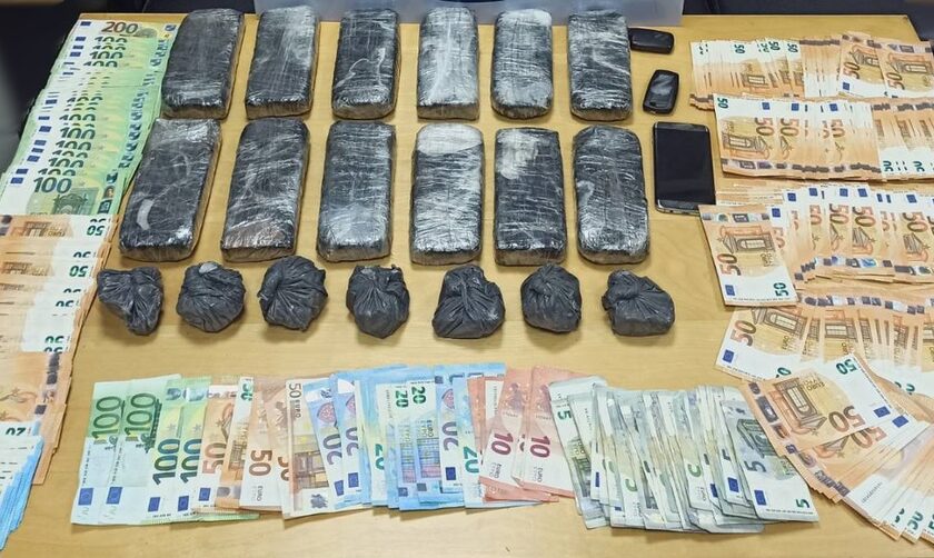 Θεσσαλονίκη: Ανδρόγυνο έκρυβε 7 κιλά ηρωίνης σε «καβάτζα» σε βράχια