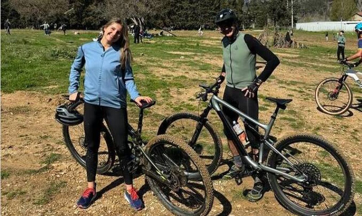 Κυριάκος Μητσοτάκης: Κάνει ποδήλατο με την κόρη του και εύχεται «Καλή Σαρακοστή»