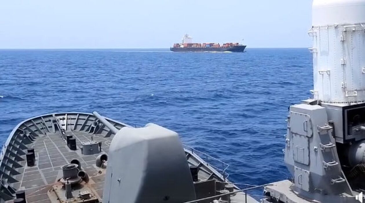 Η Φρεγάτα «Ύδρα» προστατεύει «στενά» εμπορευματικό πλοίο - Δείτε το βιντεο