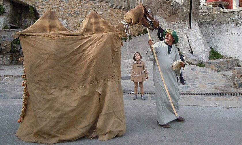 Τι είναι το Κρητικό «έθιμο της καμήλας» που αναβιώνει την Καθαρά Δευτέρα