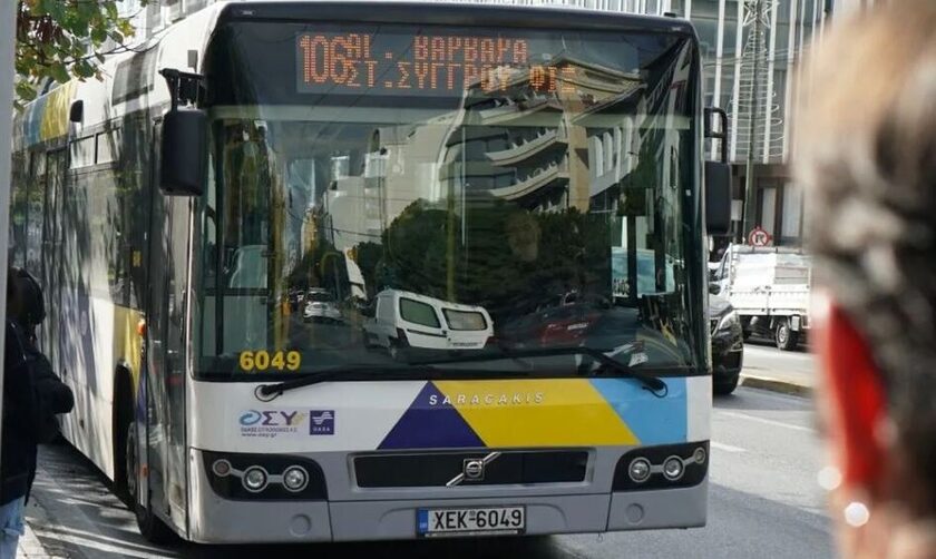 Απίστευτο βίντεο: Λεωφορείο σε κίνηση με ανοιχτή την πόρτα