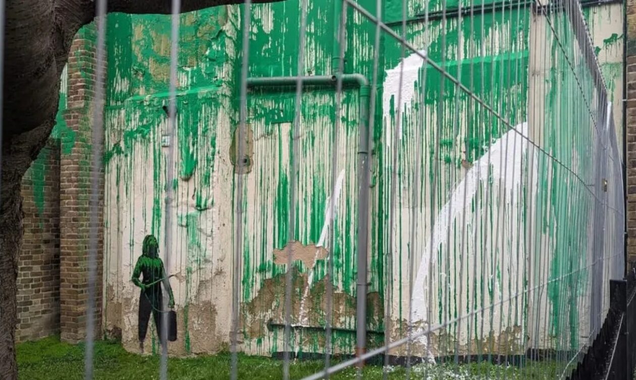 Banksy: Άγνωστοι βανδάλισαν την τοιχογραφία με το δέντρο - Έριξαν άσπρη μπογιά