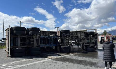 Κηφισός: Ανατράπηκε φορτηγό στον κόμβο Καλυφτάκη - Διακόπηκε η κυκλοφορία στην Κύμης (εικόνες)