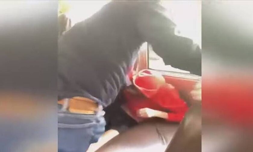 ΗΠΑ: Οδηγός σχολικού λεωφορείου άρπαξε παιδί απο τον λαιμό επειδή γελούσε (vid)