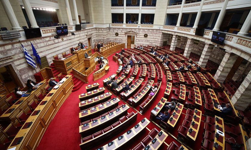 Πολιτική κόντρα στη Βουλή για τα Τέμπη παρουσία συγγενών θυμάτων και τραυματιών της τραγωδίας