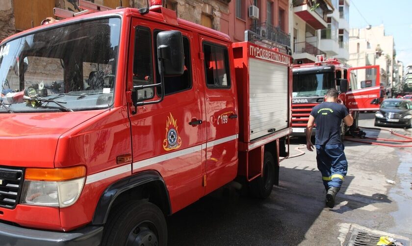 Ρέθυμνο: Συναγερμός στην Πυροσβεστική - Άρπαξε φωτιά στέγη σπιτιού στο Γερακάρι