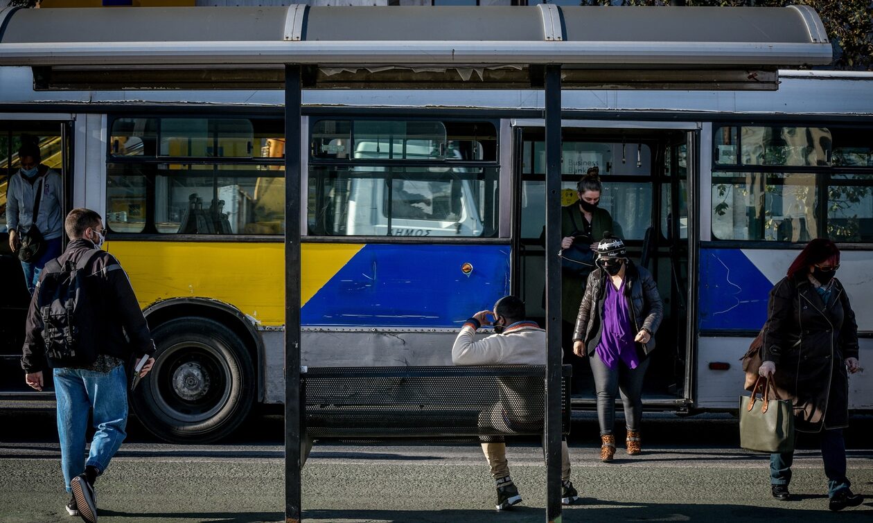 Κυψέλη: Βίντεο ντοκουμέντο με οδηγό λεωφορείου να είναι στο κινητό και να οδηγεί με αγκώνες