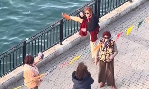 Χαλκίδα: Γιαγιά ξεμουδιάζει κάνοντας διατάσεις στην παραλία και γίνεται viral (vid)