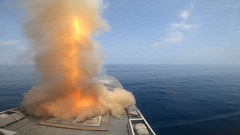 Ερυθρά Θάλασσα: Γαλλική φρεγάτα καταρρίπτει τρεις πυραύλους - Δείτε το βίντεο