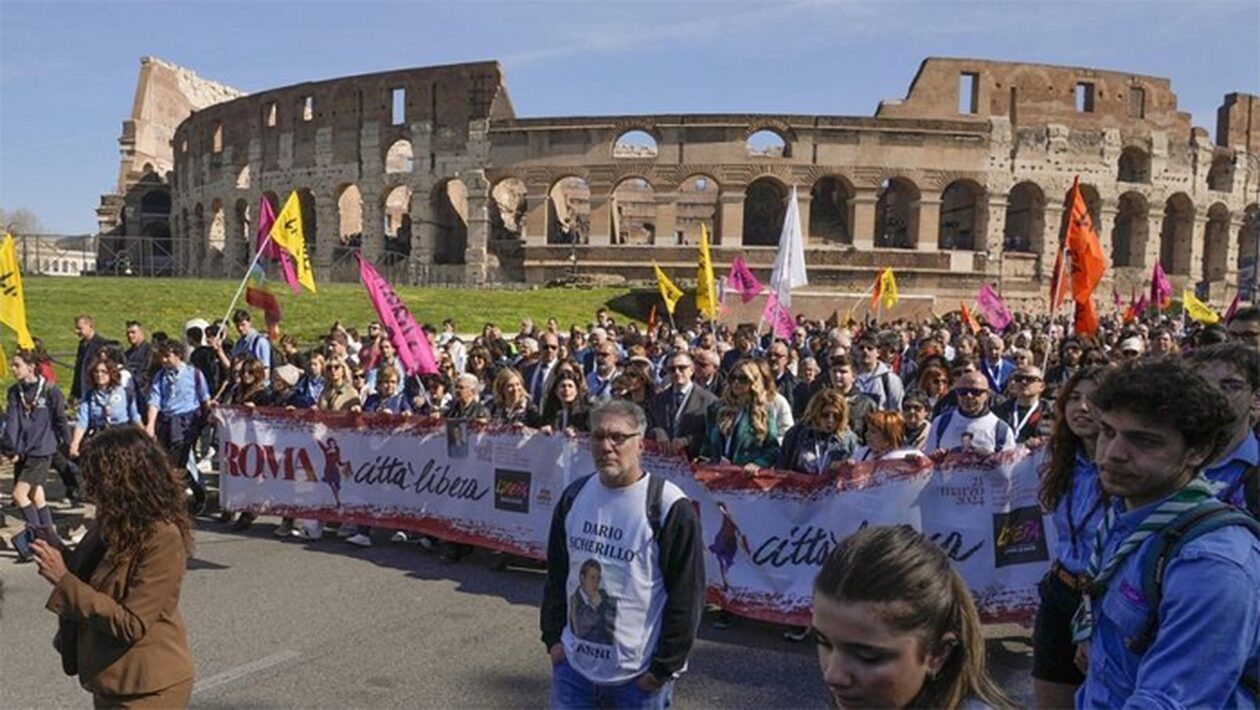 Ιταλία: Μαζική πορεία κατά της Μαφίας - Τιμή στη μνήμη των θυμάτων