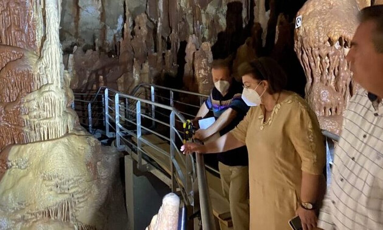 Χαλκιδική: Εγκαινιάστηκε το αναβαθμισμένο Σπήλαιο των Πετραλώνων - Επισκέψιμο ξανά για το κοινό