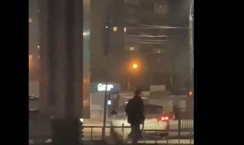 Βίντεο ντοκουμέντο: Ένοπλος «κόβει» βόλτες σε δρόμο της Μόσχας