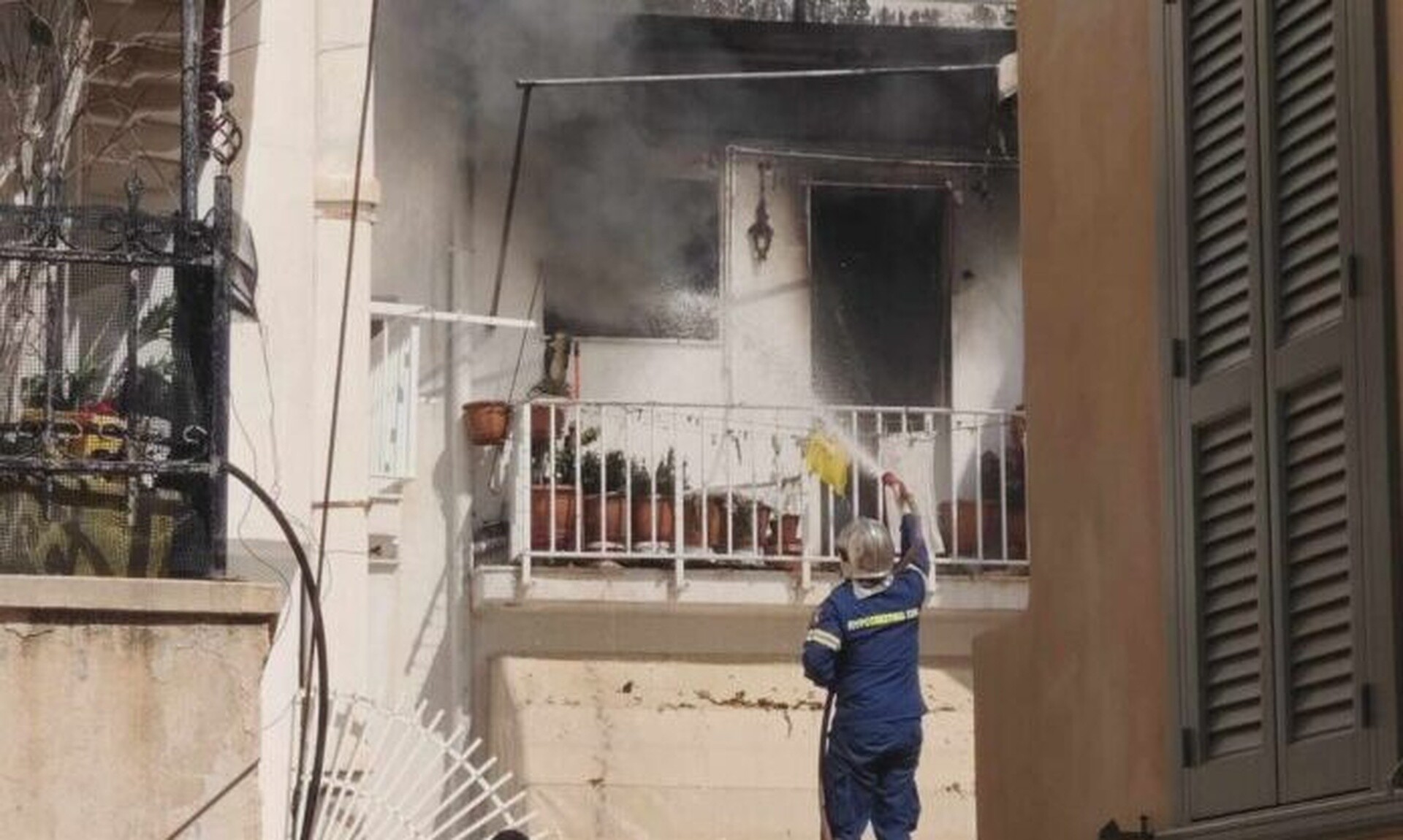 Φωτιά σε κτίριο στο κέντρο της Ερμούπολης – Κινδύνευσε γυναίκα