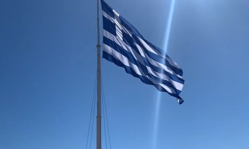 25η Μαρτίου: Στον ουρανό της Χίου μια μεγάλη ελληνική σημαία