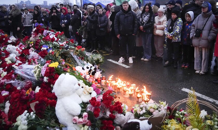 Θλίψη και ερωτήματα την επόμενη ημέρα της επίθεσης στη Μόσχα