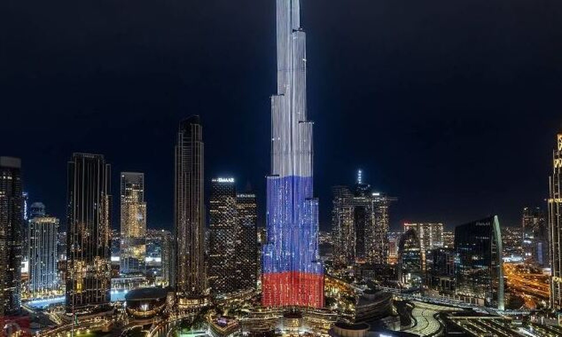 Μπουρτζ Χαλίφα: Το ψηλότερο κτήριο του κόσμου φωτίστηκε στα χρώματα της ρωσικής σημαίας