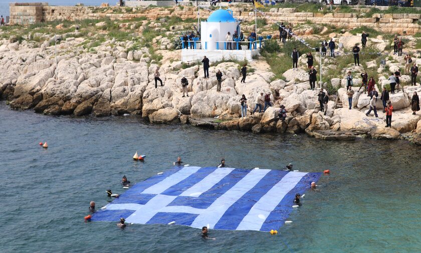 25η Μαρτίου: Στη θάλασσα του Πειραιά τεράστια ελληνική σημαία