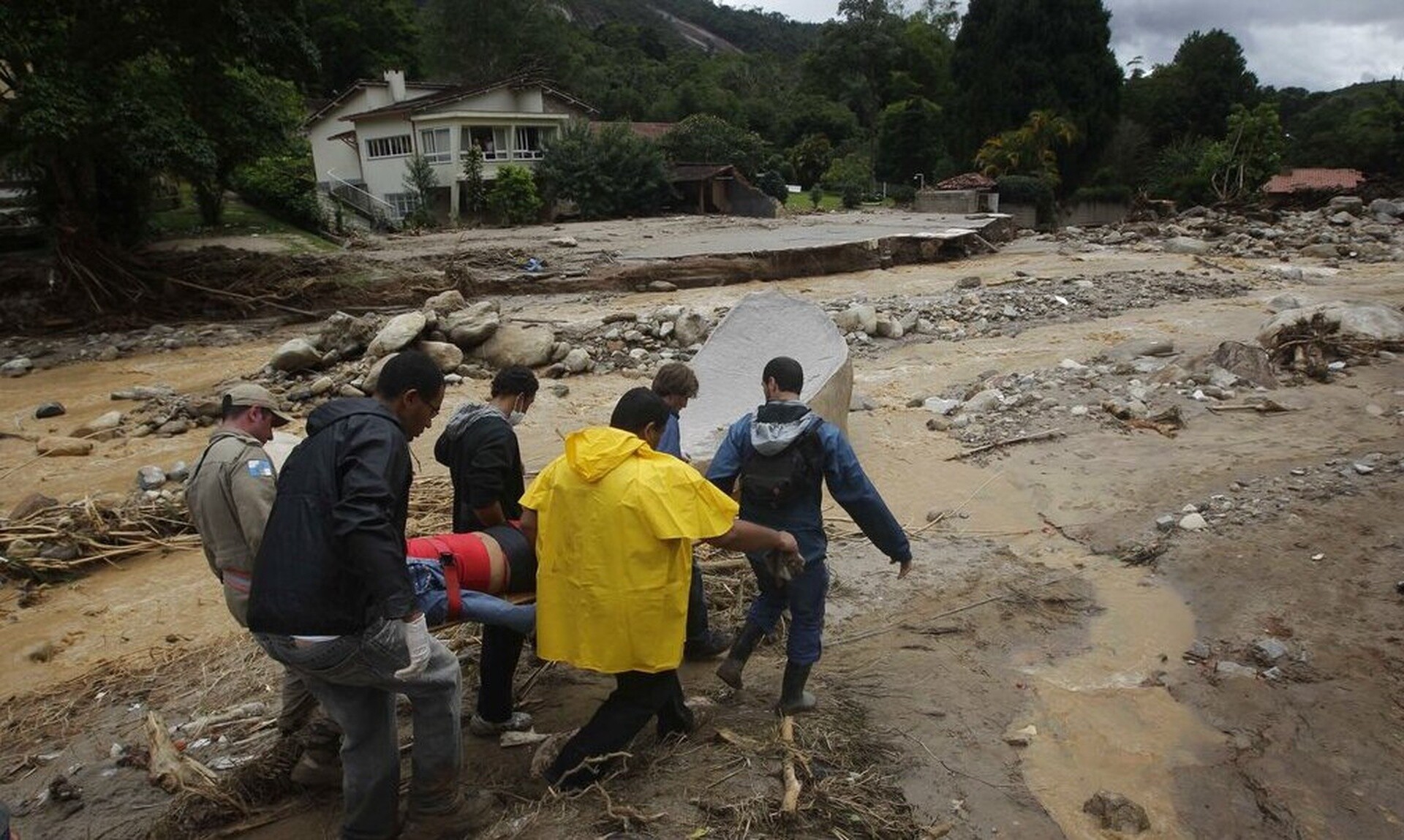 Βραζιλία: Τουλάχιστον 20 νεκροί από καταρρακτώδεις βροχές και πλημμύρες