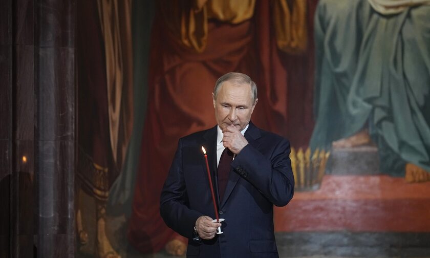 Μόσχα: Ένα κερί στη μνήμη των θυμάτων από τον Πούτιν
