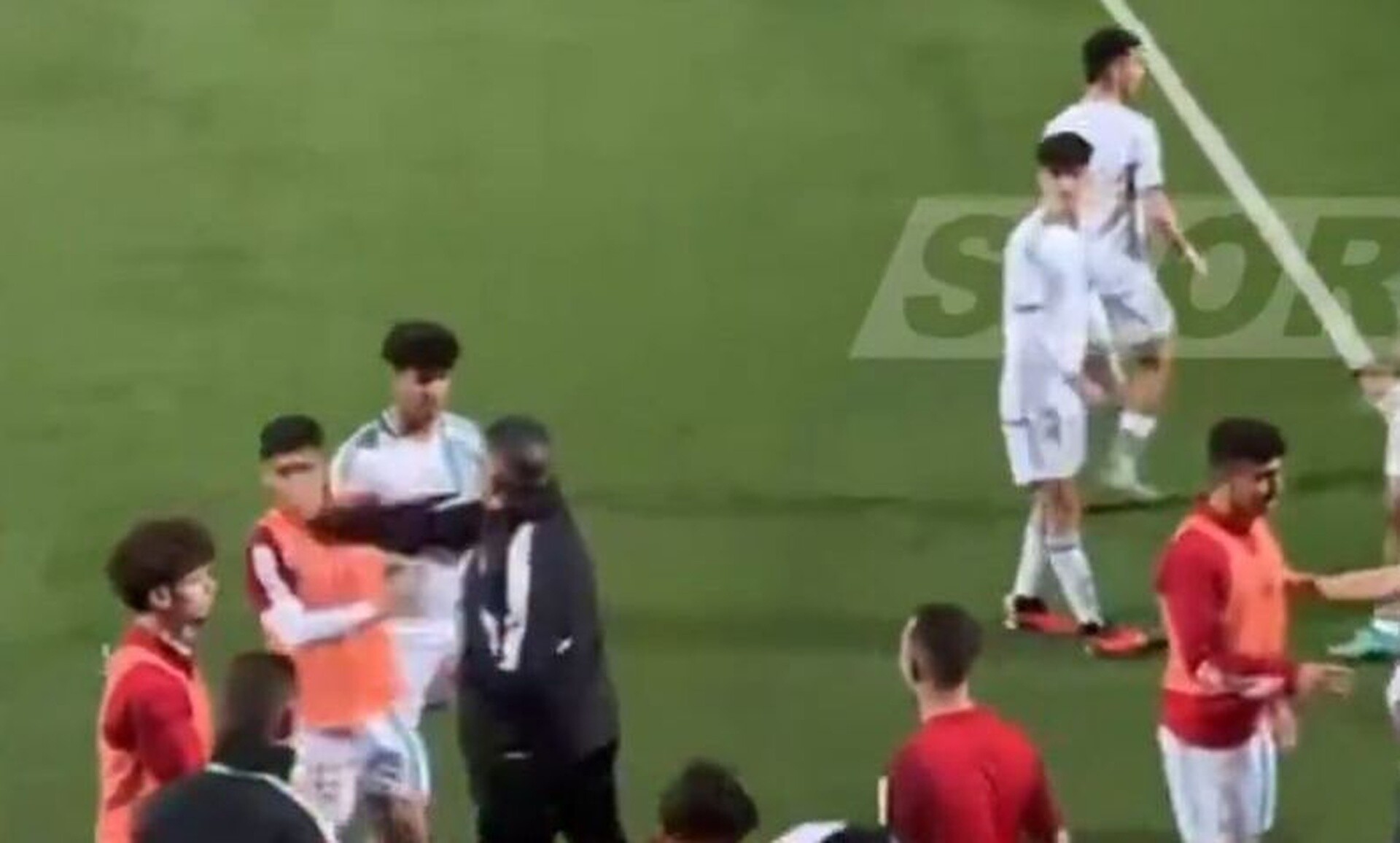 Σάλος στην Αλγερία: Προπονητής χαστούκισε τους έφηβους παίκτες του για να τους χωρίσει