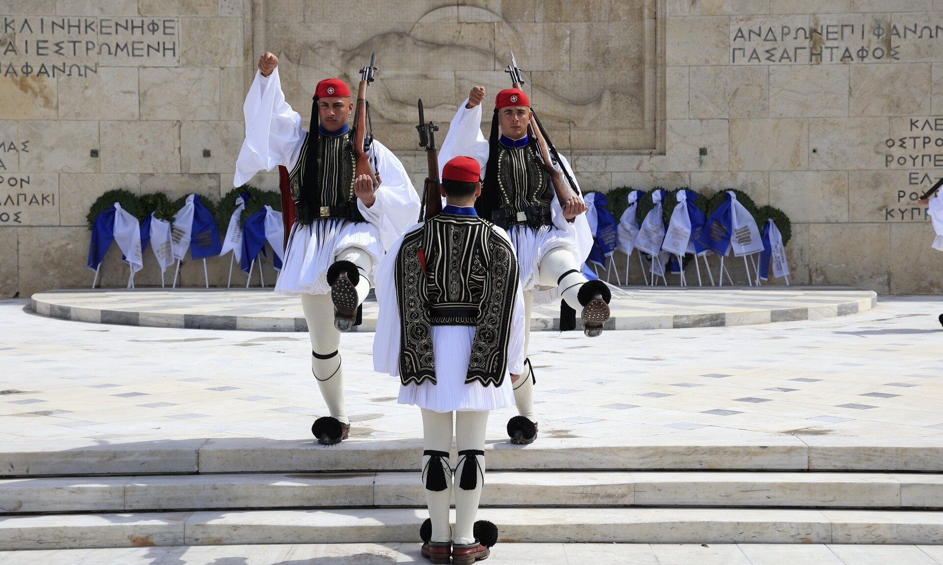 25η Μαρτίου: Στα γαλανόλευκα το κέντρο της Αθήνας - Τι ώρα ξεκινά η στρατιωτική παρέλαση