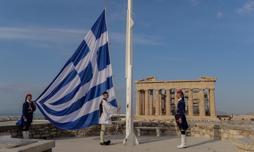 25η Μαρτίου: Η ιστορία της ελληνικής σημαίας - Γιατί έχει εννέα γραμμές