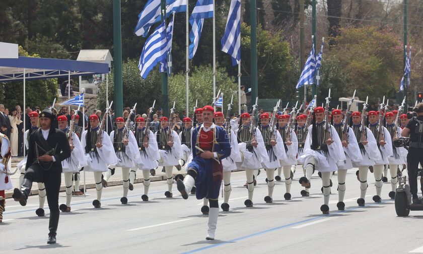 25η Μαρτίου: Oλοκληρώθηκε η μεγαλειώδης στρατιωτική παρέλαση στο κέντρο της Αθήνας