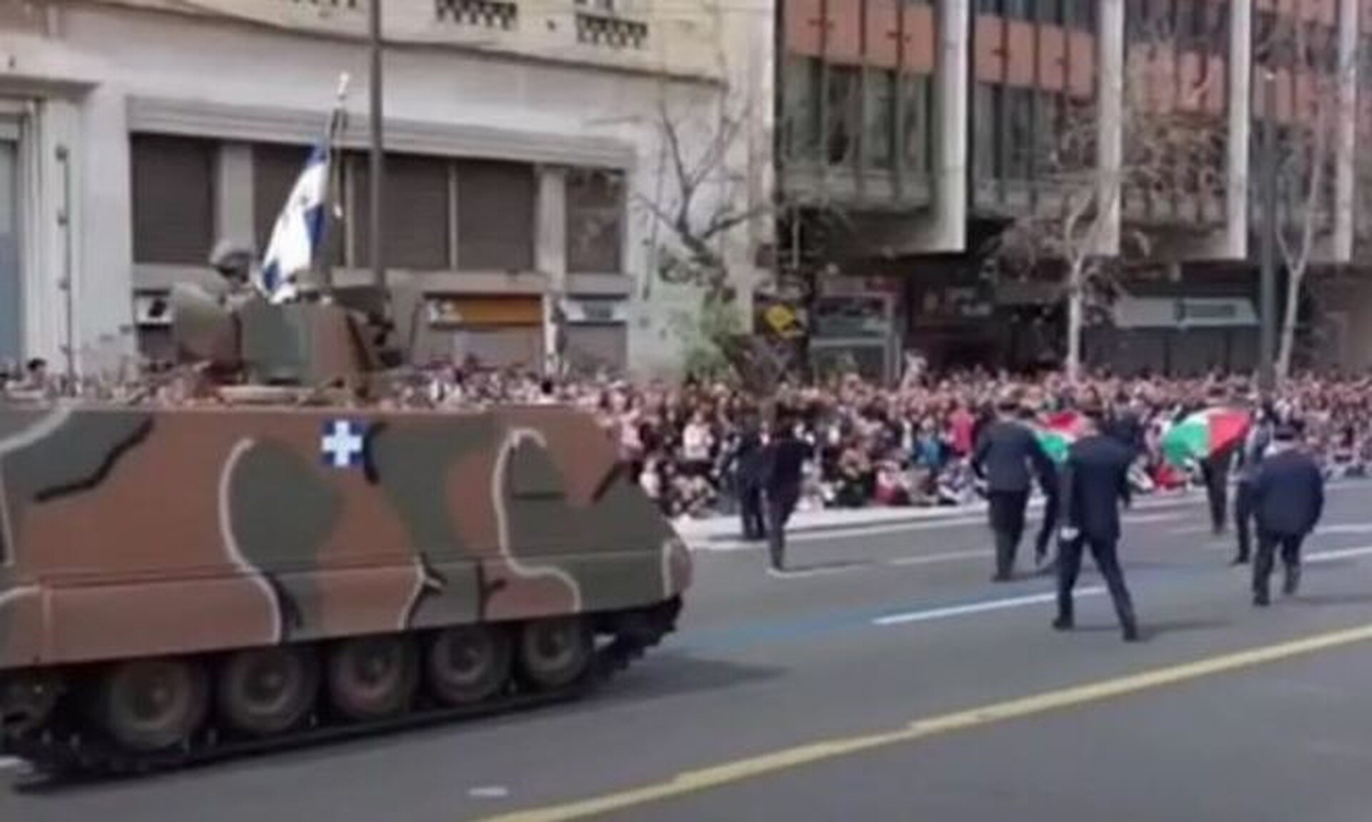 25η Μαρτίου: Οκτώ προσαγωγές κατά τη διάρκεια της στρατιωτικής παρέλασης