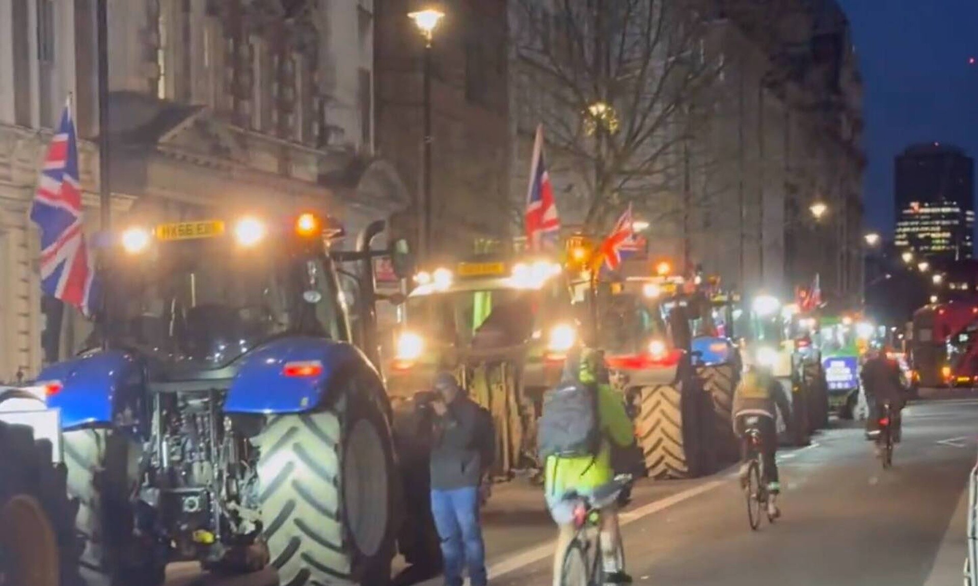 Αγρότες με τρακτέρ διαδήλωσαν έξω από το βρετανικό κοινοβούλιο