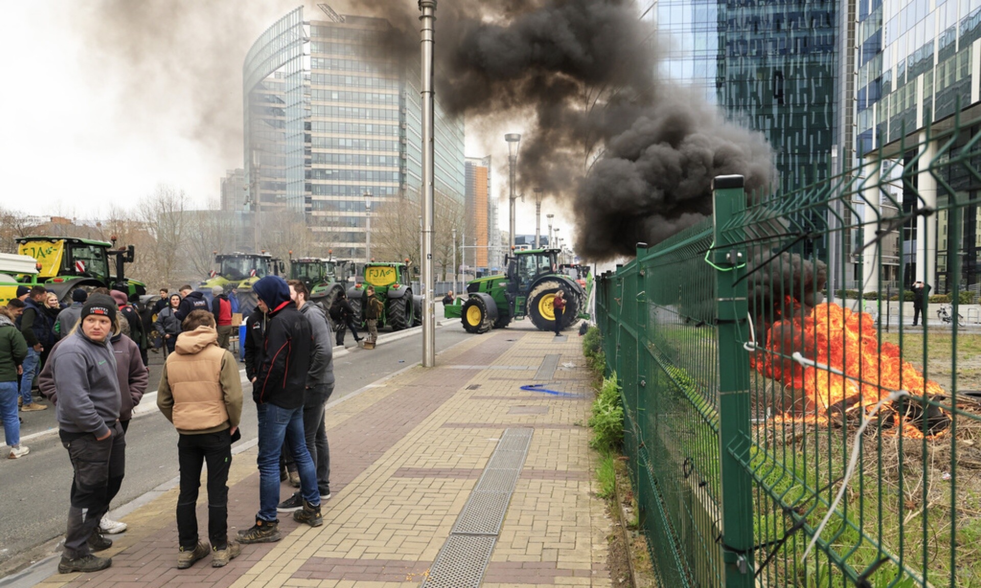 Βρυξέλλες: LIVE εικόνα από τη νέα συγκέντρωση αγροτών με τρακτέρ – «Οι εισαγωγές σας, το τέλος μας»