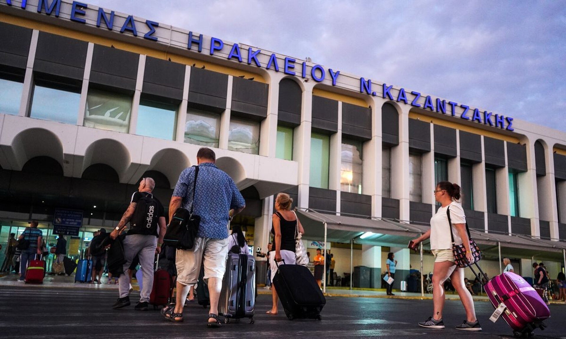Ταλαιπωρία για επιβάτες πτήσεων από την Πάφο: Το αεροπλάνο δεν προσγειώθηκε Χανιά αλλά Ηράκλειο