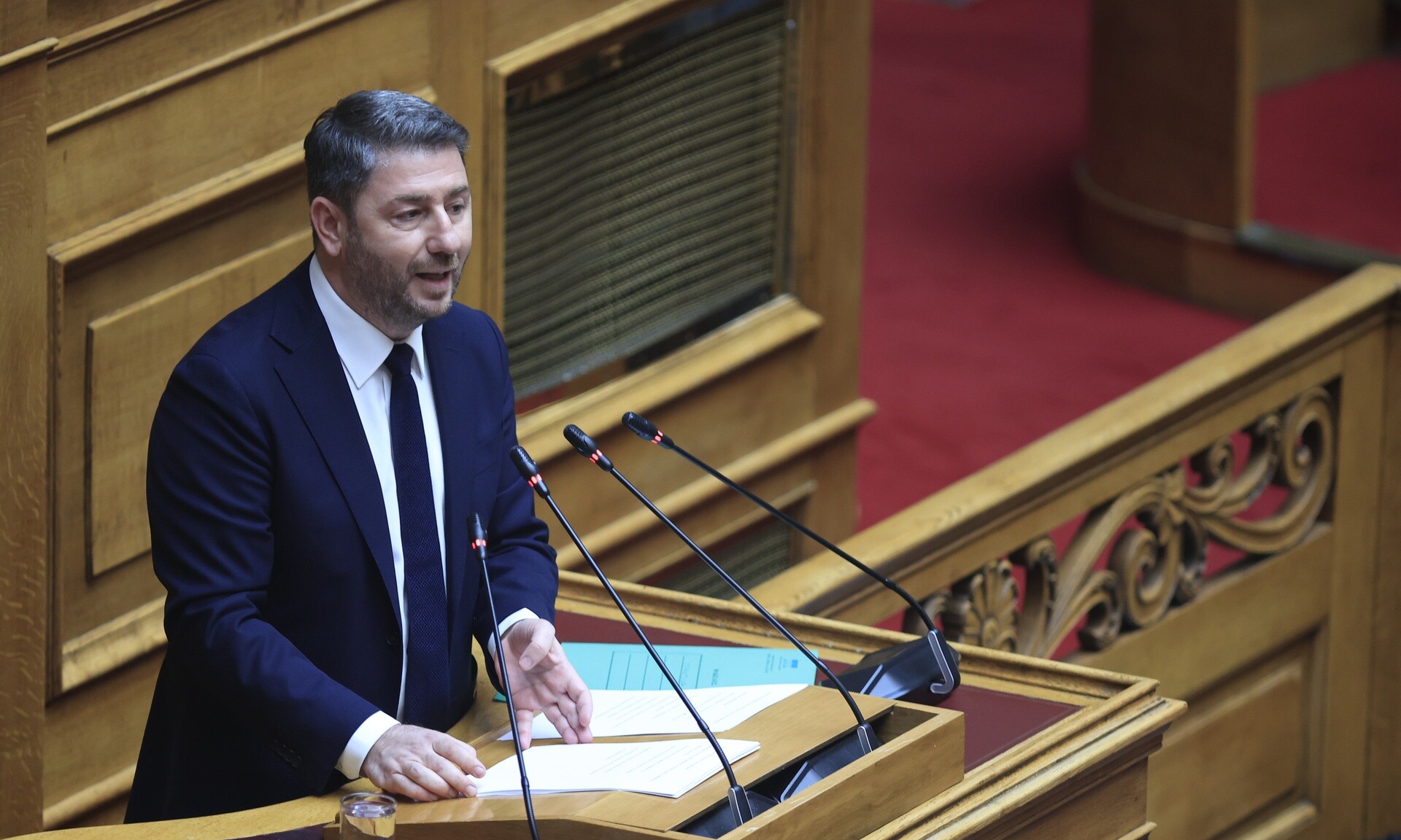 Κατατίθεται η πρόταση δυσπιστίας - Στο βήμα της Βουλής ο Νίκος Ανδρουλάκης
