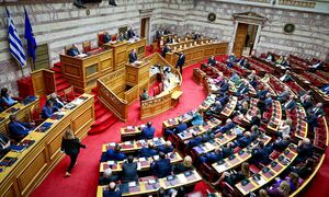 LIVE BLOG: «Σκοτωμός» στη Βουλή, άνοιξε τον ασκό του Αιόλου η ομιλία Καραμανλή – Όλοι εναντίον όλων