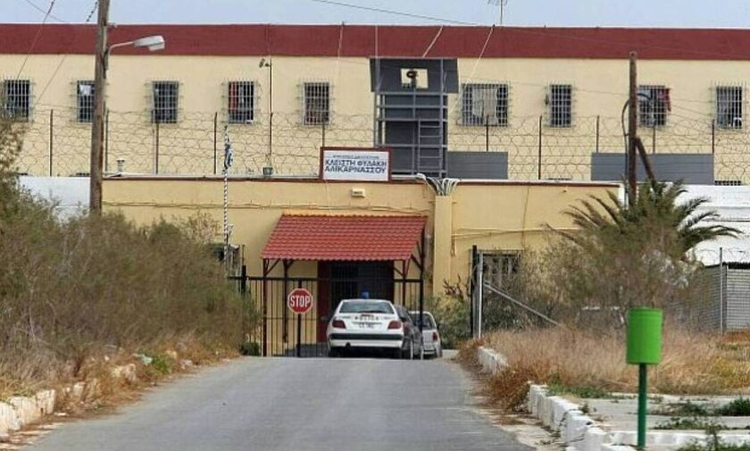 Φυλακές Αλικαρνασσού: Τον τσάκωσαν με το κινητό μέσα στο κελί