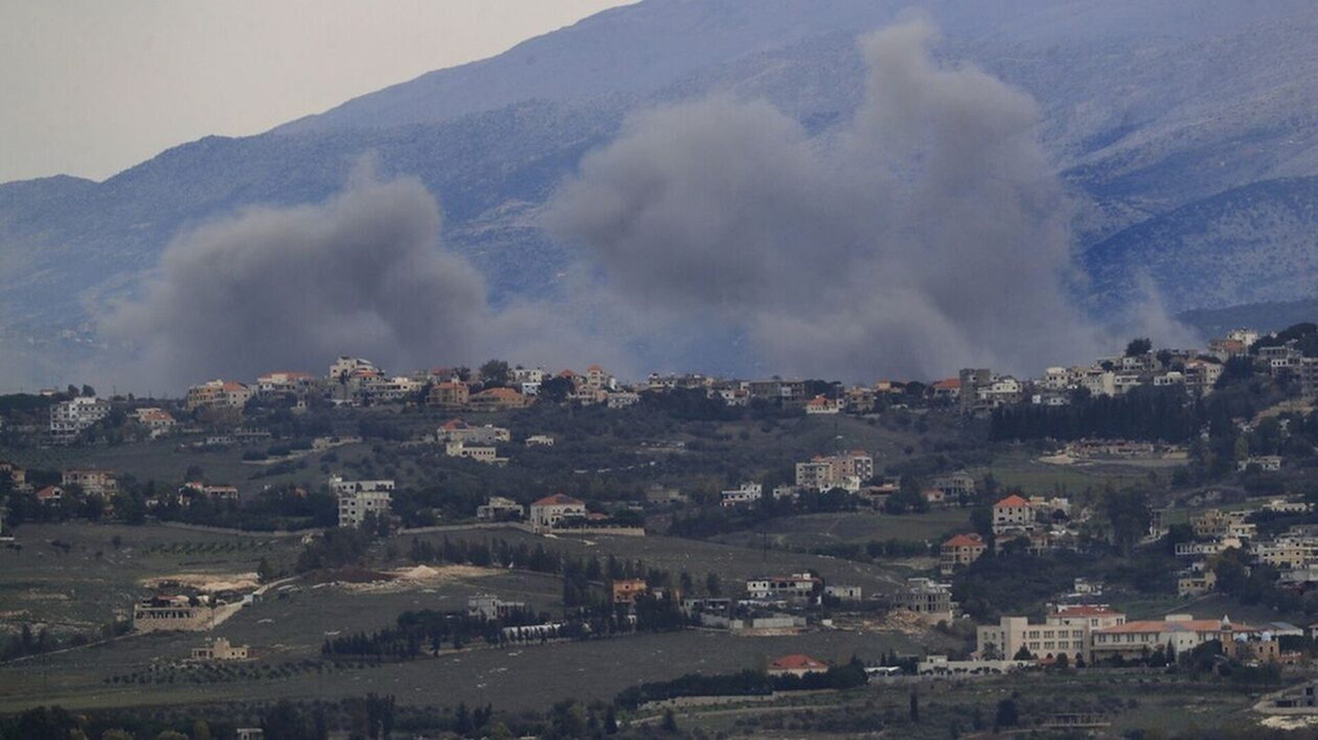 Το Ισραήλ βομβάρδισε για πρώτη φορά περιοχή και στον βορειοανατολικό Λίβανο