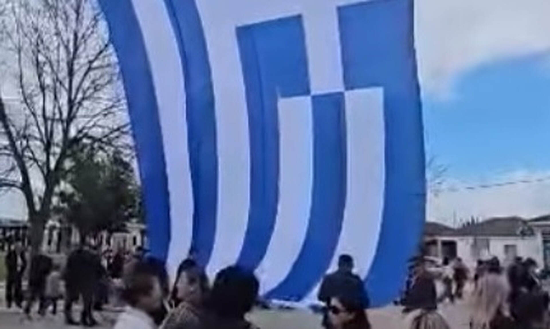 Έκλεψε την παράσταση η τεράστια ελληνική σημαία στην παρέλαση του Στεφανοβικείου (vid)