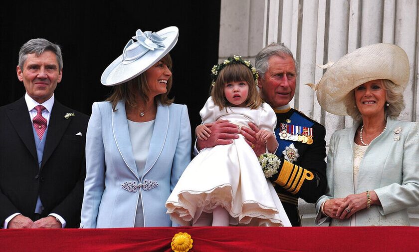 Oι γονείς της Κέιτ Μίντλετον (αριστερά) με το βασιλικό ζεύγος της Βρετανίας