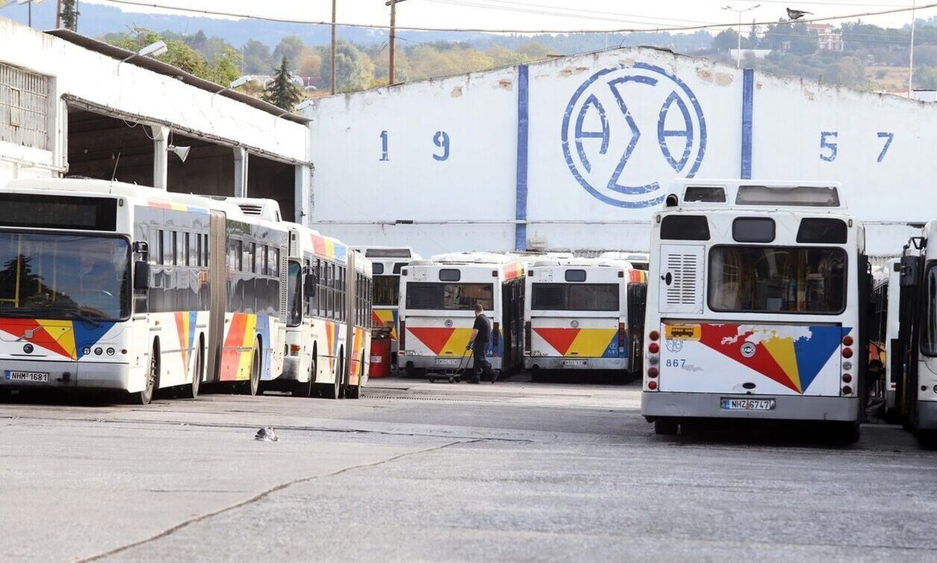 Θεσσαλονίκη: Επιβάτες και οδηγός λεωφορείου «τσάκωσαν» επίδοξο πορτοφολά