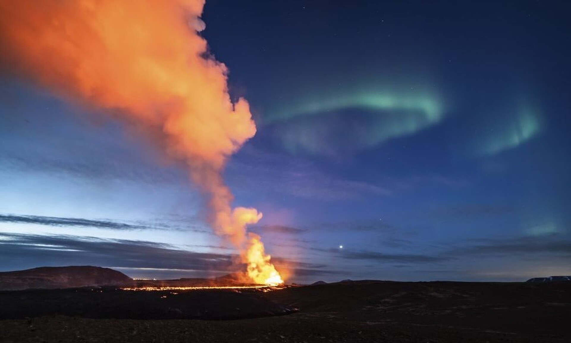 Ισλανδία: Δύο φυσικά φαινόμενα σε ένα - Όταν η ηφαιστειακή λάβα συνάντησε το Βόρειο Σέλας