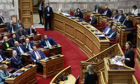 Βουλή: Κόντρα Ζωής Κωνσταντοπούλου - Άδωνι Γεωργιάδη - «Κουνάτε το κεφάλι, κουνήστε και το δάχτυλο»